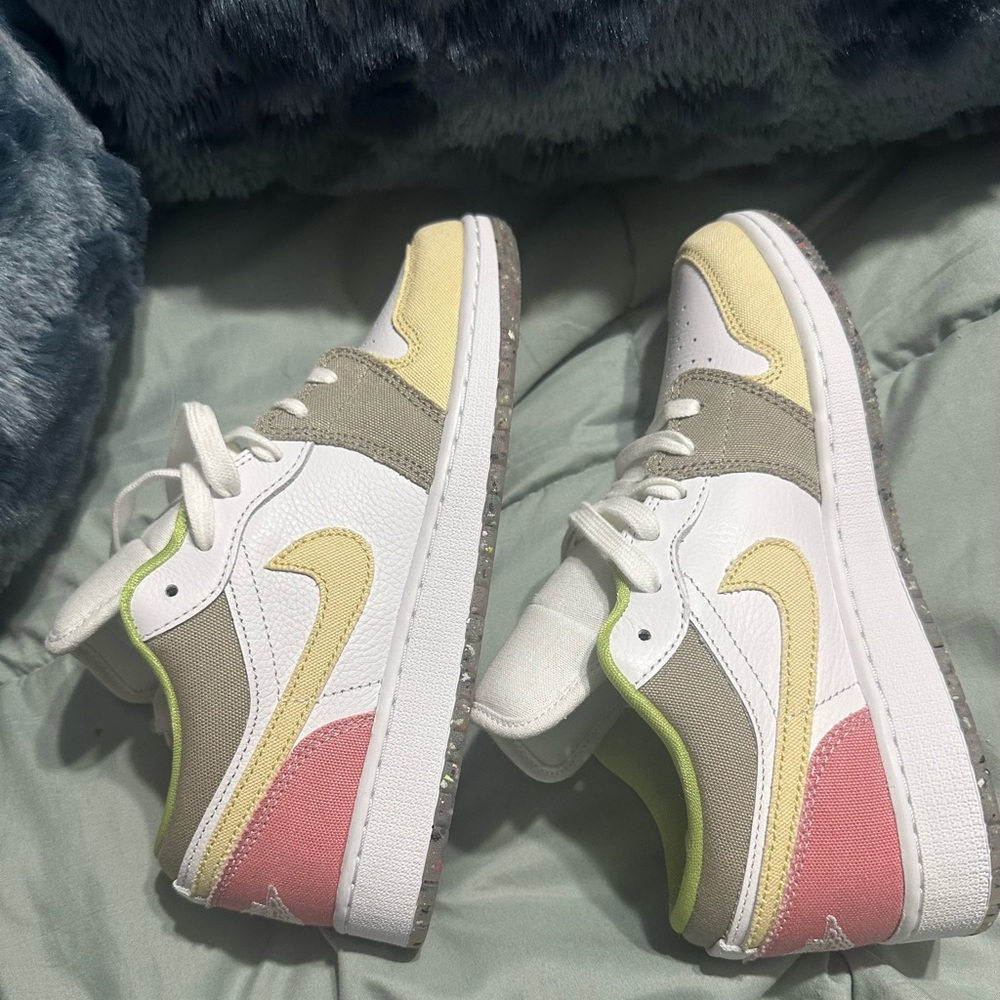 AIR JORDAN 1LOW SE (GS)
WHITE/VIVID GREEN-WHITE
BLANG/BLANG/VERT VIP - Picture 6 of 8
